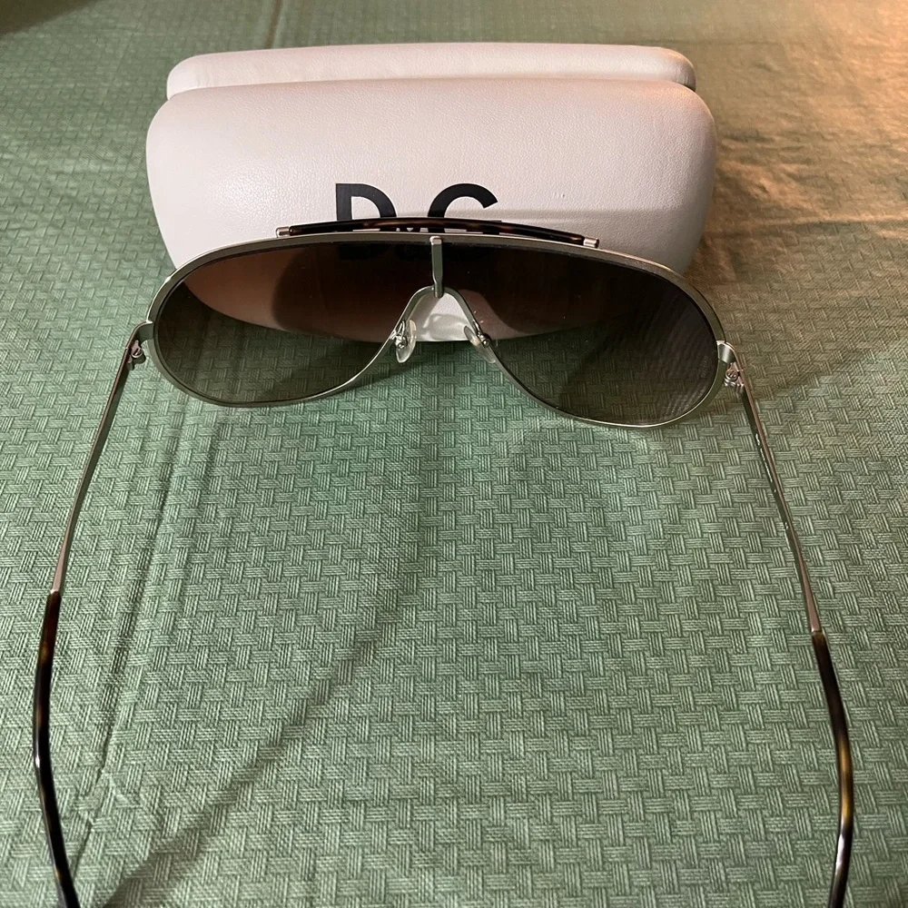 Beautiful Dolce & Gabbana Aviator Sunglasses with Case - Picture 4 of 7